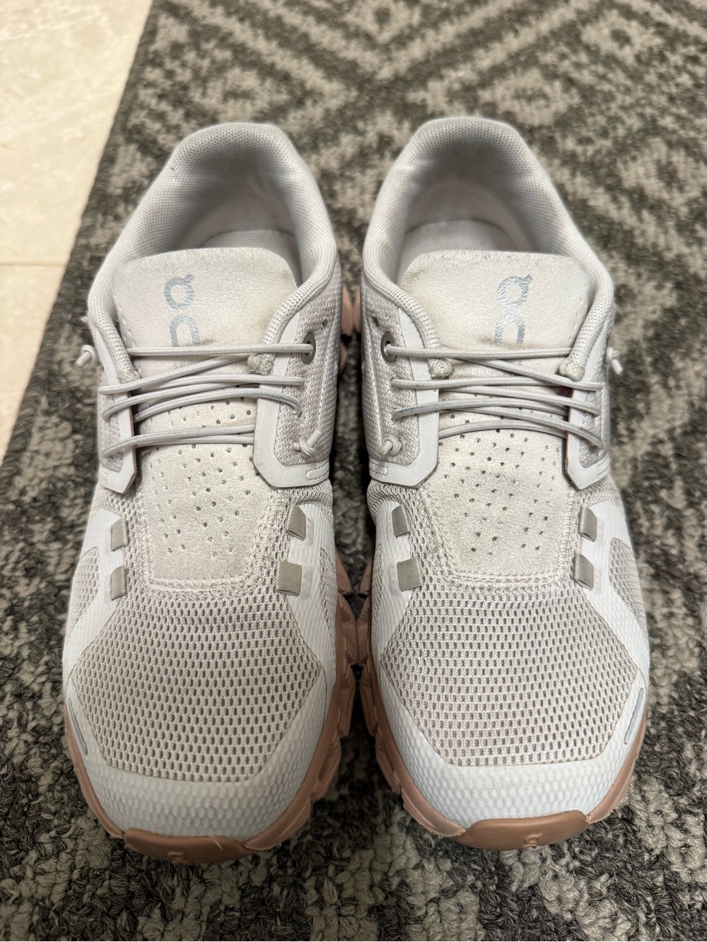 On Cloud Womens Athletic Shoes in white with pink Sole Sz W6 pre owned